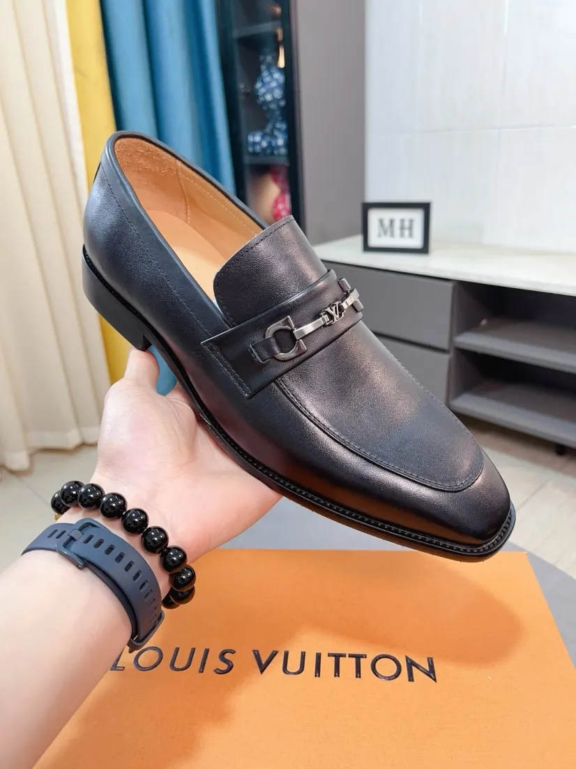 Men's Men's Shoes 💰458🌹🌹Niuli [LV] Louis Vuitton's new open-edge pigskin shoes are the most popular classic. Synchronized with the official website, the upper adopts Italian imported upper embossing➕comfortable cowhide lining, fashionable atmosphere, unique brand and unique craftsmanship. Highlighting the hot style of the new year. Stop hesitating, stop wandering, get it now. Code number: 38--44